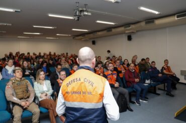 AEAMVI e CREA-SC presentes no Simpósio da Defesa Civil de prevenção, legislação e o impacto das mudanças climáticas