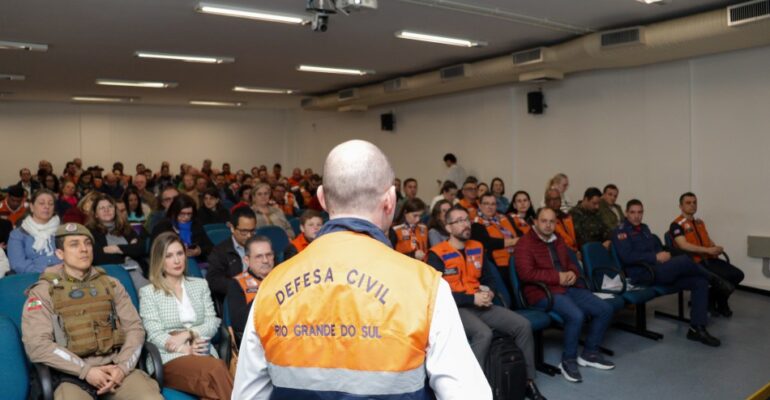 AEAMVI e CREA-SC presentes no Simpósio da Defesa Civil de prevenção, legislação e o impacto das mudanças climáticas